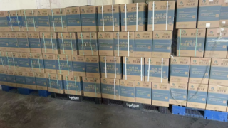 違法な操業で行われる自動車オイルの模造品工場